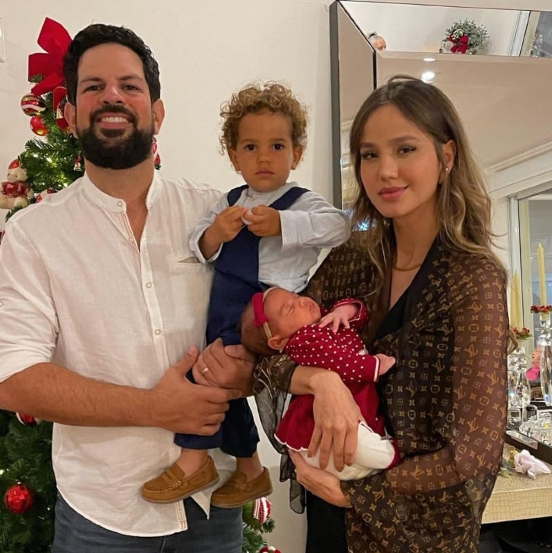 O cantor Sorocaba, dupla de Fernando, com a esposa e os dois filhos do casal