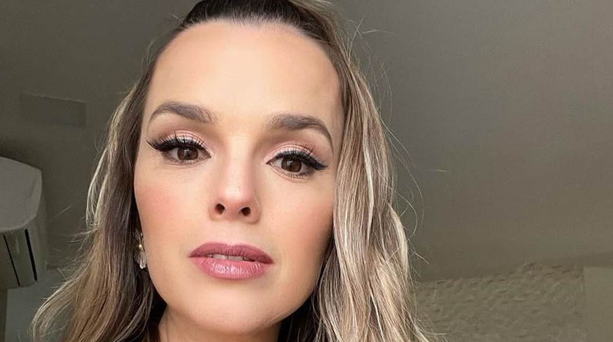 Thaeme exibe sua bebê e fala sobre maternidade