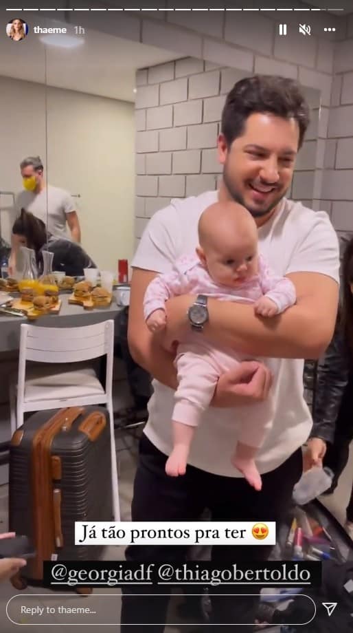 A cantora Thaeme flagrou Thiago Bertoldo com sua bebê e se divertiu