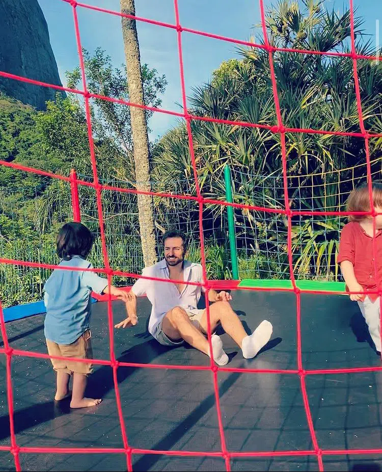 Viúvo de Paulo Gustavo brinca com os filhos em mansão