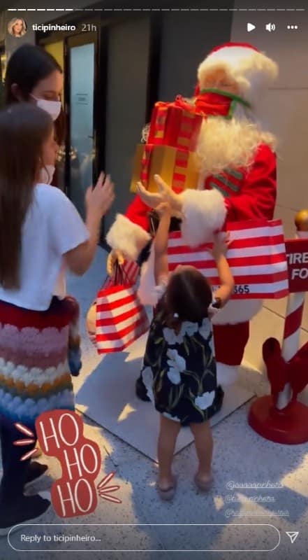 Ticiane Pinheiro filmou as filhas encontrando o Papai Noel, no shopping