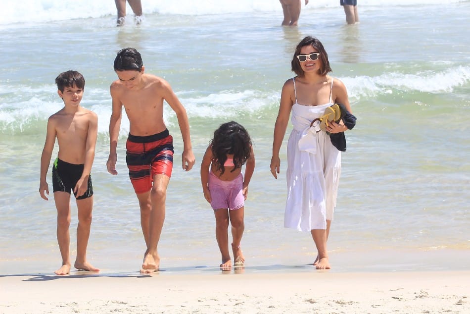 A atriz Vanessa Giácomo aproveitou um dia de praia com os três filhos