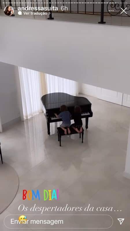 Os filhos de Andressa Suita e Gusttavo Lima brincando no piano do pai