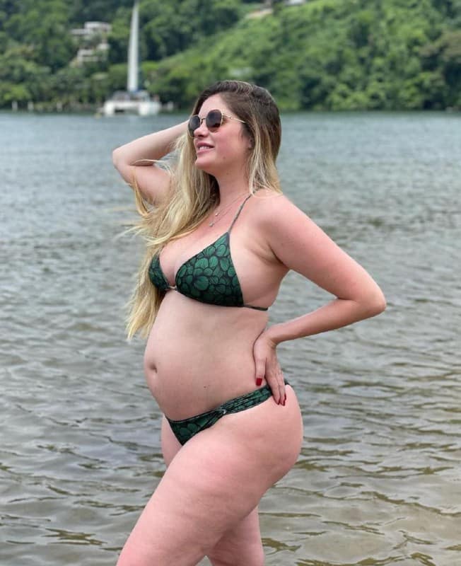 A modelo Bárbara Evans mostrou a barriga de grávida, em foto na praia