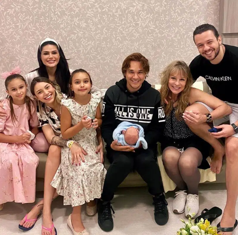 A família do cantor Bruno do KLB visitou o recém-nascido