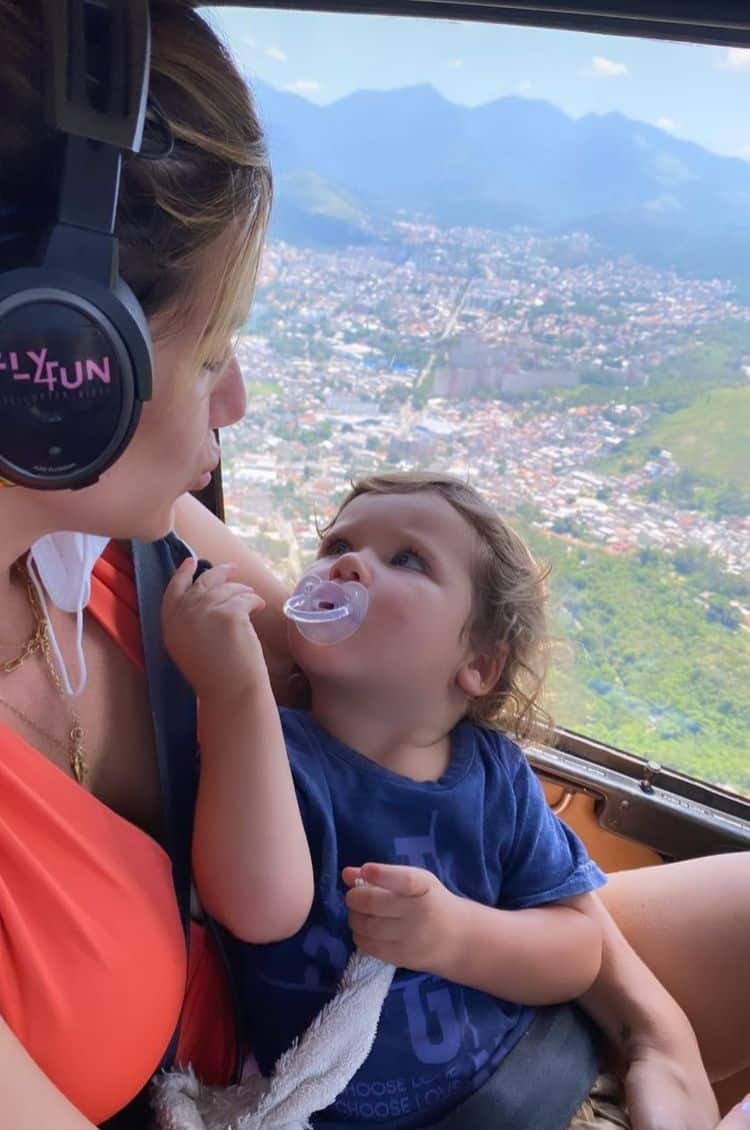 Bebê de Bruno Gagliasso com a mãe Gio Ewbank durante viagem de helicóptero