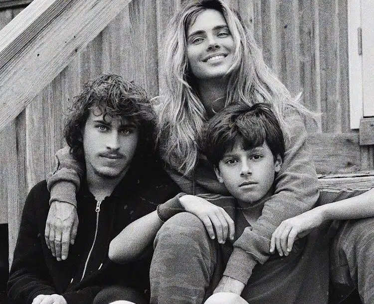 Carolina Dieckmann posa com seus dois filhos em foto rara