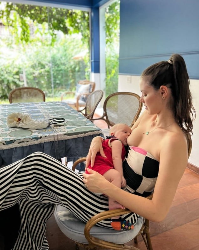 Laura Neiva, esposa de Chay Suede, amamentando o bebê do casal