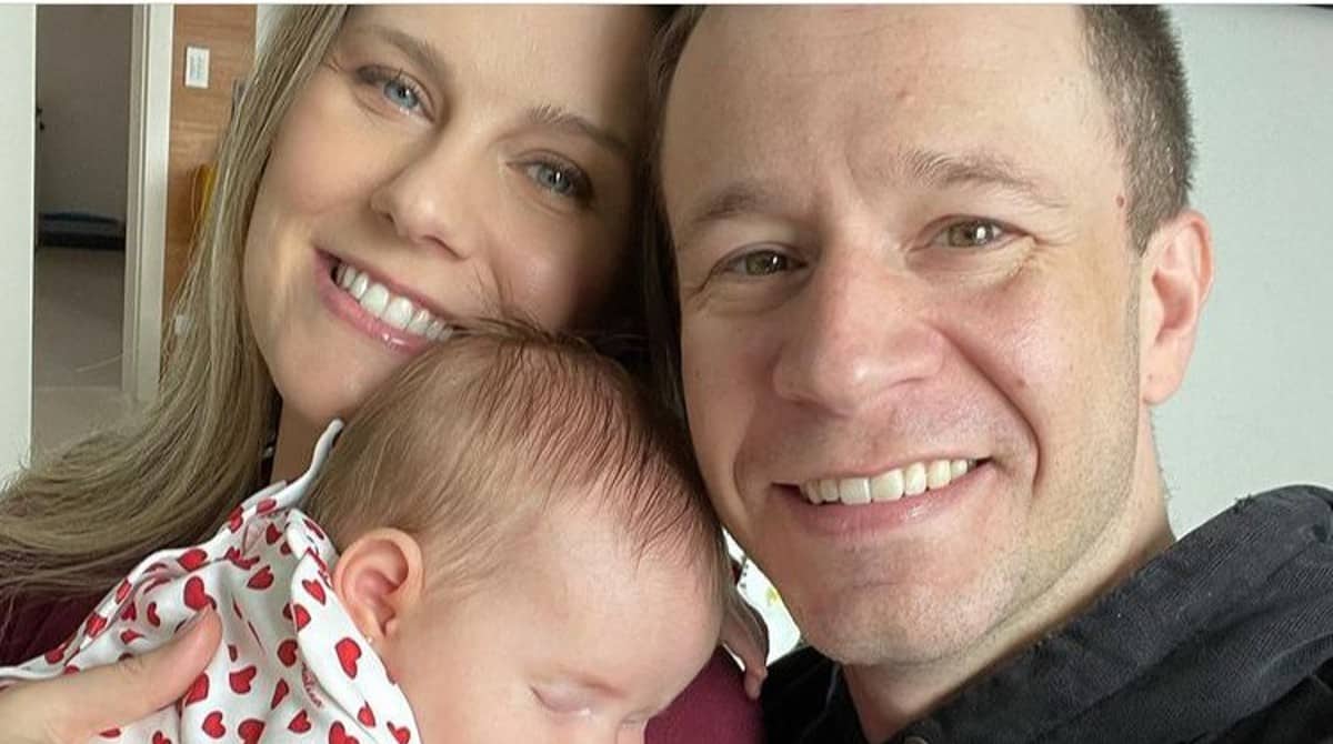 Tiago Leifert e esposa mostram foto rara da filha