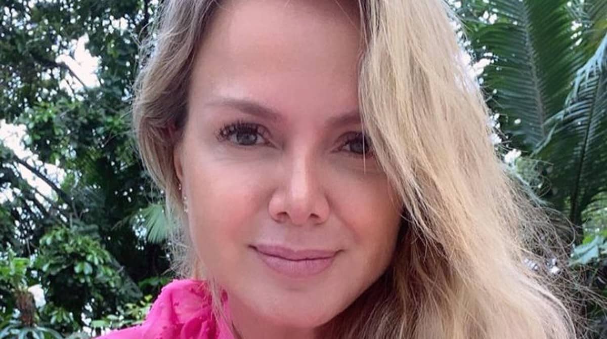 Eliana posa com filha e encanta