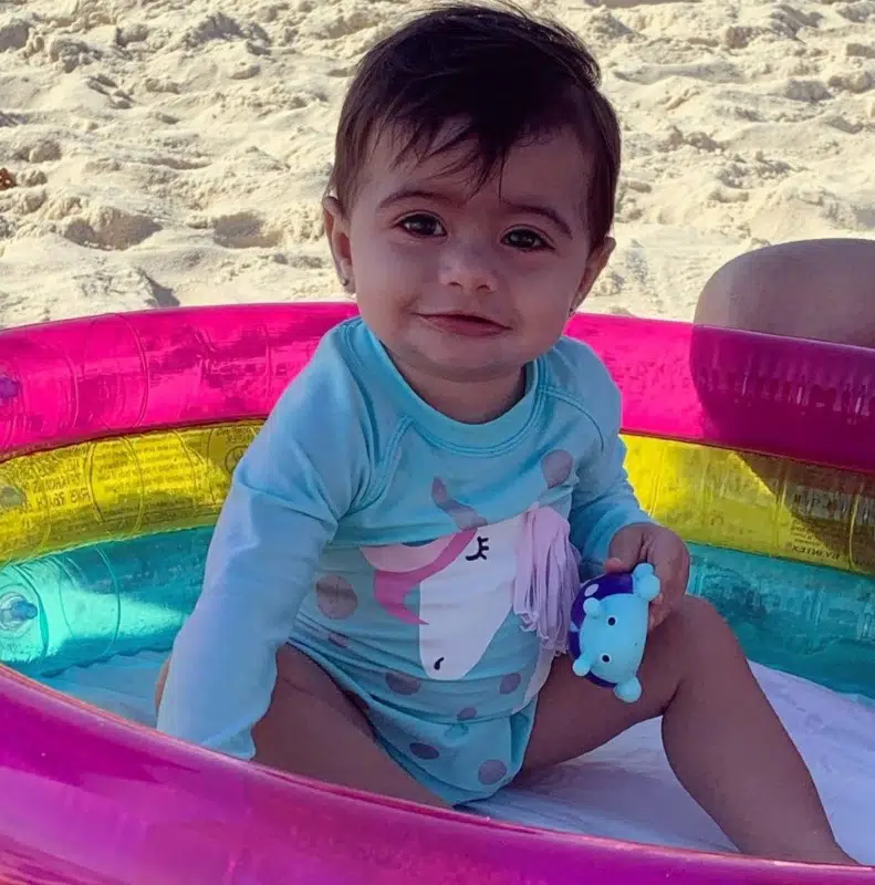 A bebê de Fábio Assunção curtindo um dia de praia 