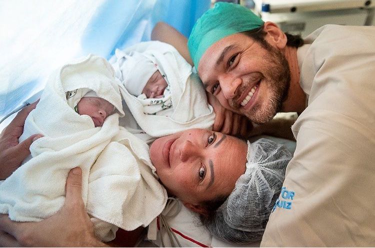 Fabiula Nascimento e Emílio Dantas posam com seus gêmeos
