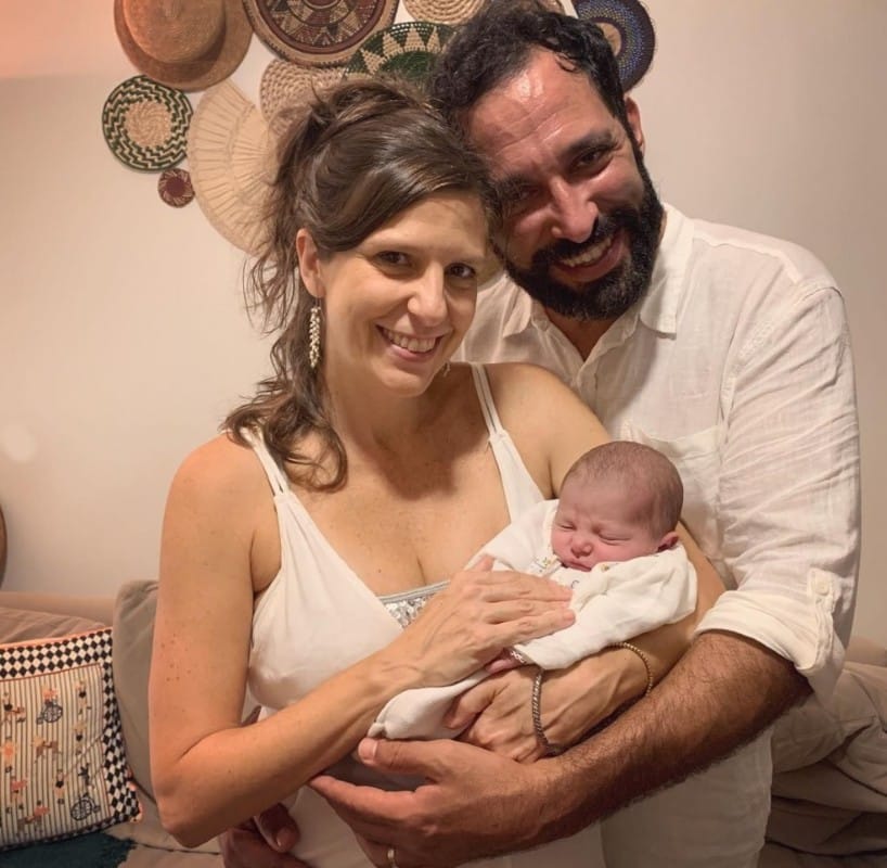A atriz Georgiana Góes com o marido e a bebê do casal 