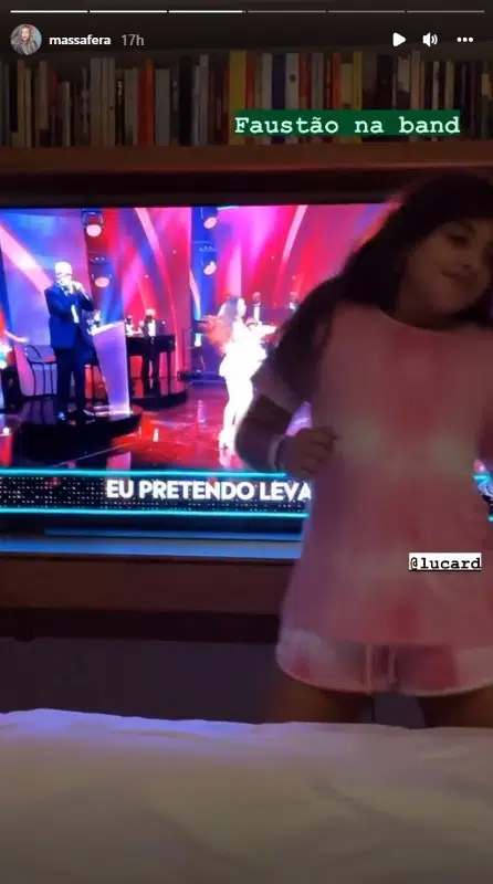Sofia, filha de Grazi Massafera e Cauã Reymond, dançando em frente à TV