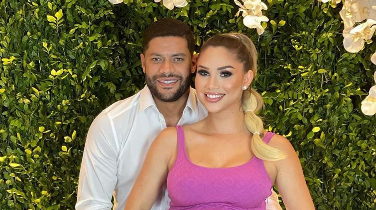 Hulk surge com esposa grávida na Bahia