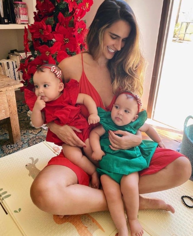 As pequenas Sofia e Pietra, bebês de Joaquim Lopes e Marcella Fogaça, no Natal com looks parecidos