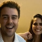Joaquim Lopes e esposa mostram suas gêmeas