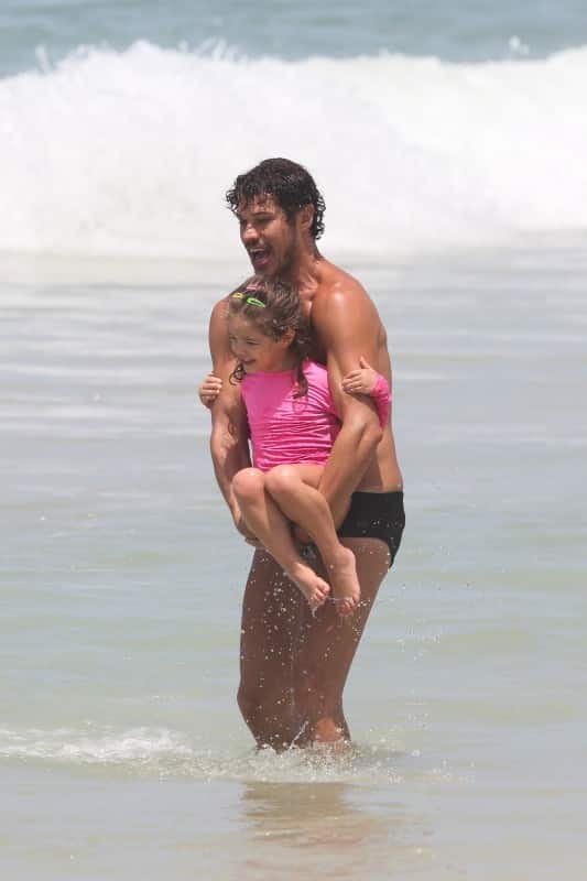 A pequena Bella, filha de José Loreto e Débora Nascimento, foi clicada com o pai famoso na Barra da Tijuca