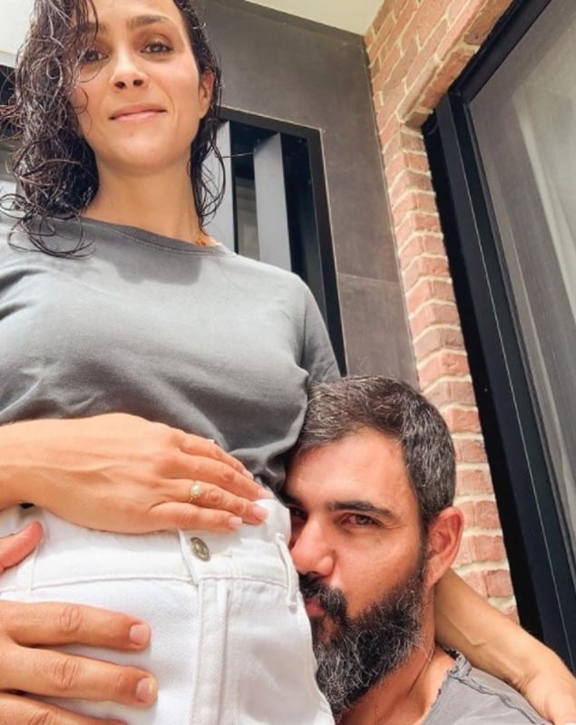 O ator Juliano Cazarré com sua esposa Leticia grávidos pela 5ª vez