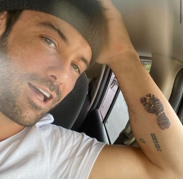 Kayky Brito mostra tatuagem em homenagem ao filho