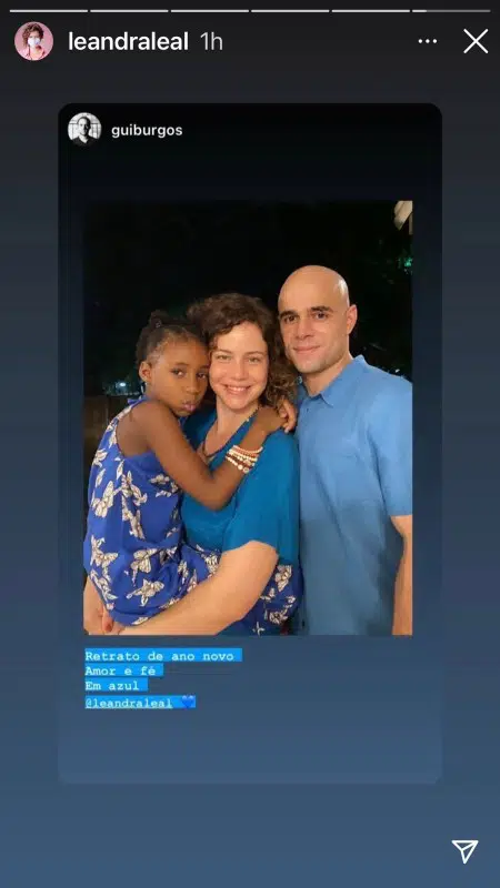 A atriz Leandra Leal com o marido e a filha, na noite de Ano Novo