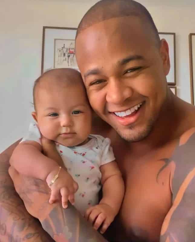 Léo Santana reencontrou sua bebê de três meses, após passar alguns dias viajando