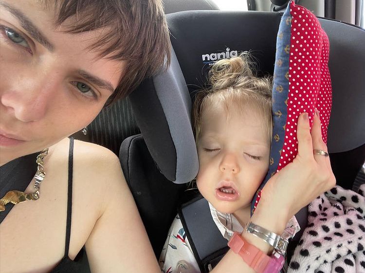 Letícia Colin cuida do filho durante viagem de carro
