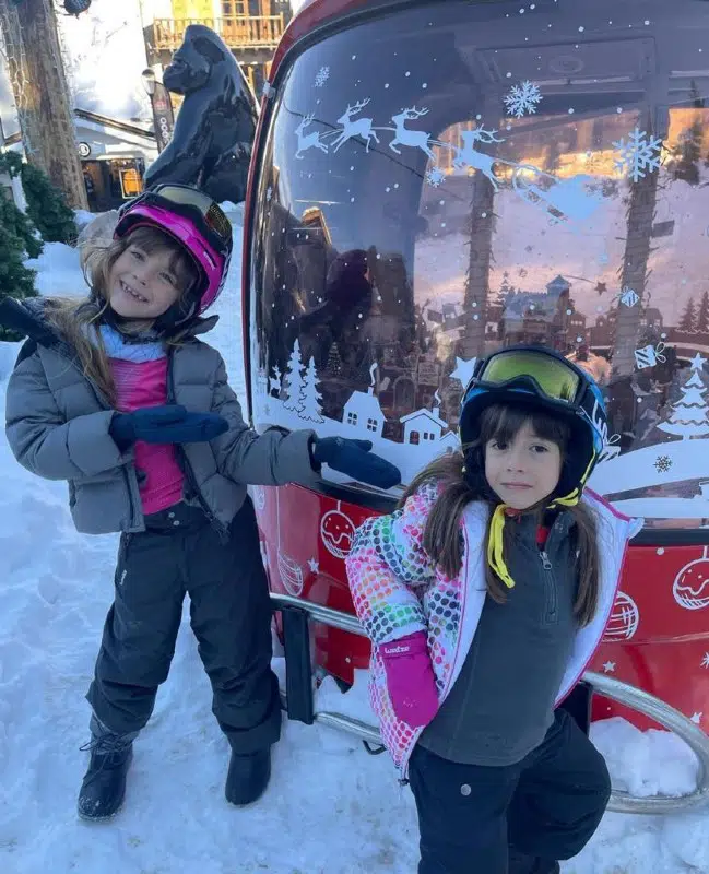 As filhas do ator Malvino Salvador e de Kyra Gracie na estação de esqui