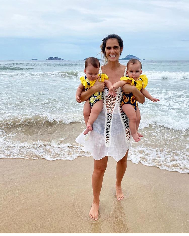 Esposa de Joaquim Lopes posa com gêmeas na praia