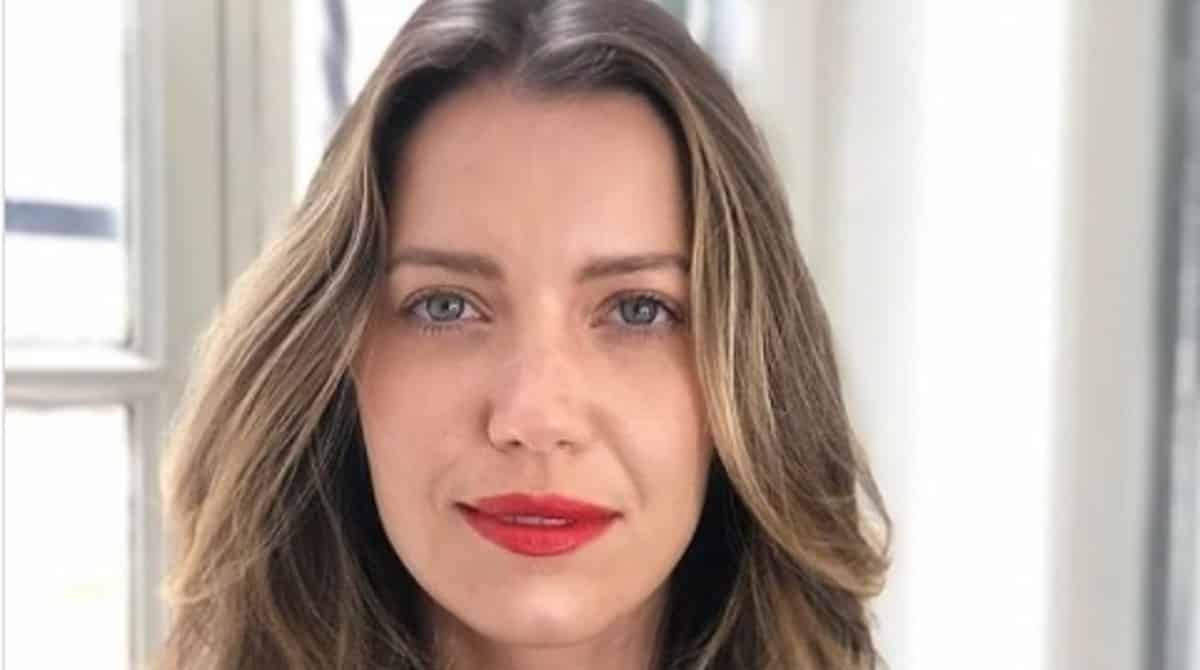 Nathalia Dill posa com sua bebê em passeio pelo Rio de Janeiro