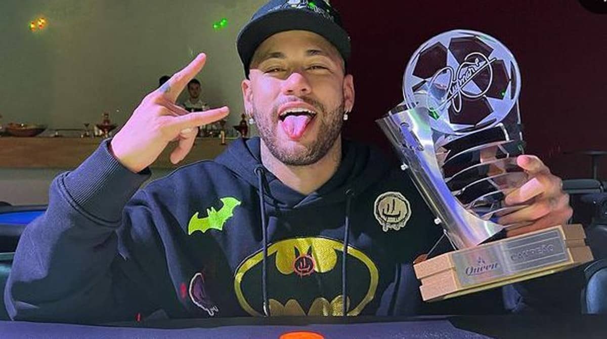 Neymar aparece com bebê nos braços