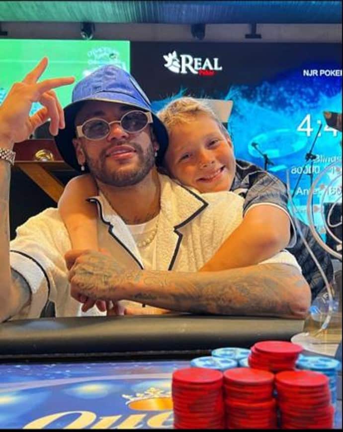 Neymar e o filho durante torneio de pôquer