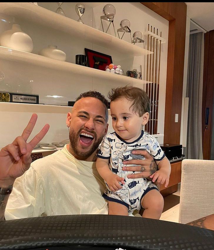 Neymar posa com filho de um amigo
