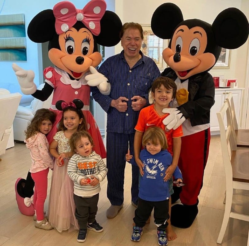 Silvio Santos com cinco de seus treze netos 