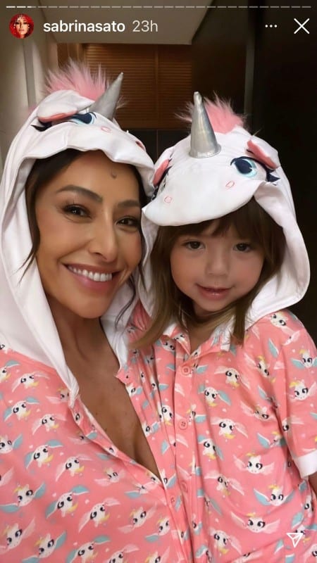 A apresentadora Sabrina Sato e a filha com seus pijamas de unicórnio 