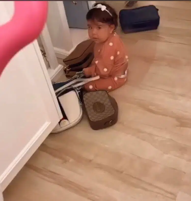 Simone mostra sua bebê brincando com bolsas de grife