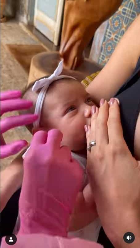 A pequena Fernanda, bebê de Sorocaba e Biah Rodrigues, furando a orelha 