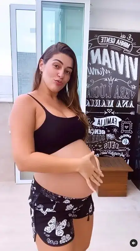 A ex-BBB e apresentadora Vivian Amorim grávida de oito meses