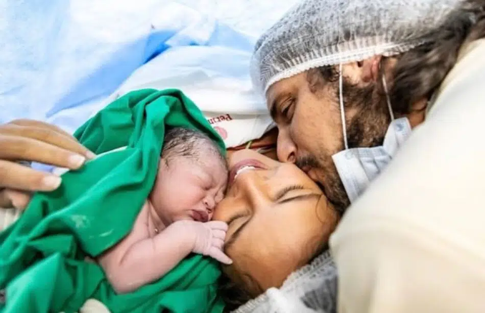 Os papais Yanna Lavigne e Bruno Gissoni com a bebê, assim que ela nasceu