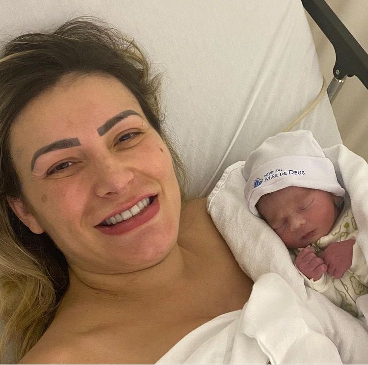 Andressa Urach posa com seu recém-nascido e encanta