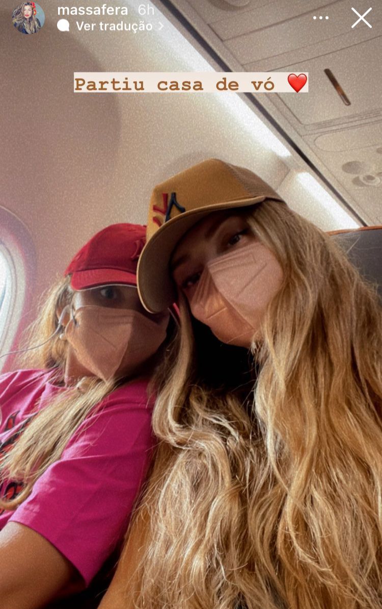 Grazi mostra filha com Cauã Reymond em viagem de avião