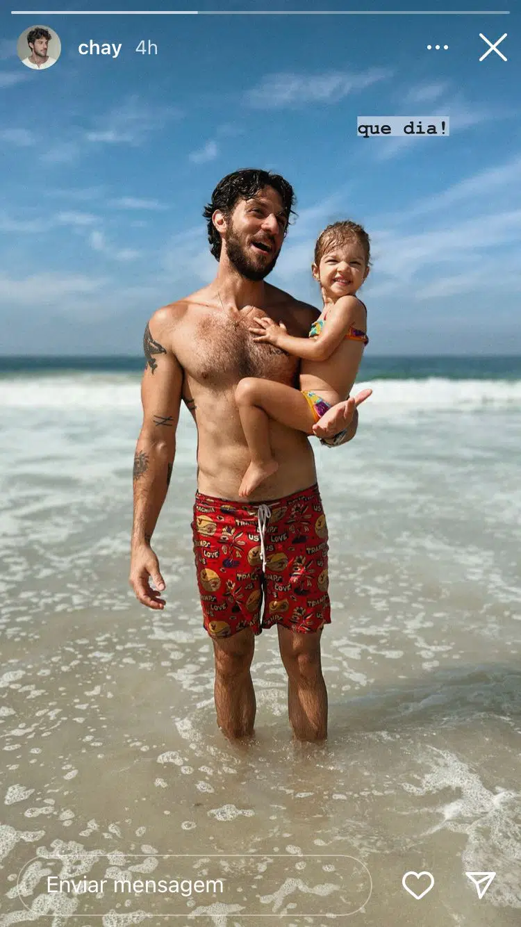 Chay Suede curte o dia com a filha na praia