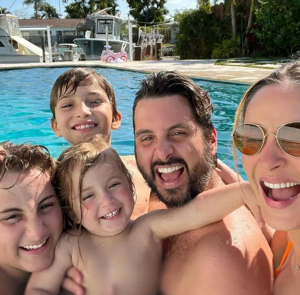 A cantora Claudia Leitte com os filhos e o marido na piscina