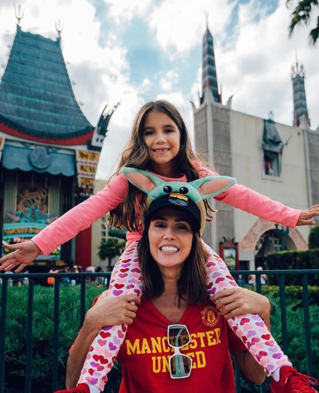 A atriz Deborah Secco com a filha Maria Flor, na Disney