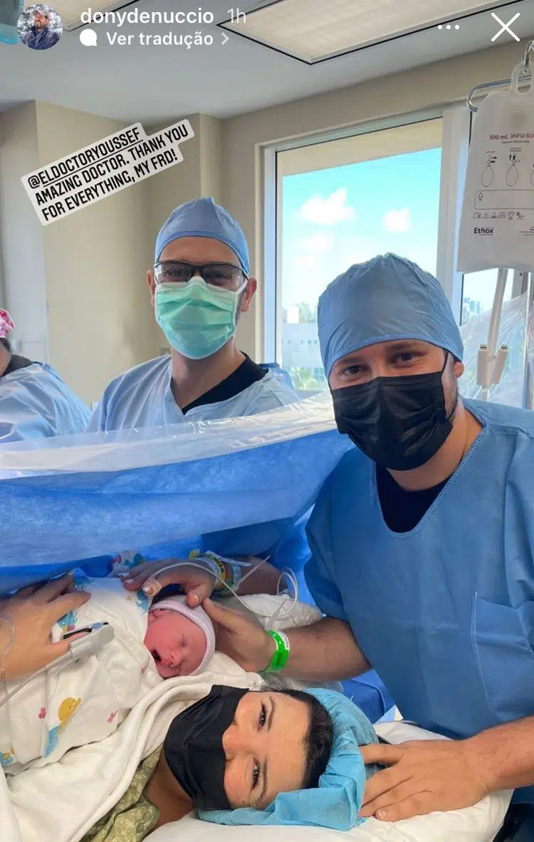 Dony De Nuccio posa com a esposa e o filho na sala de parto