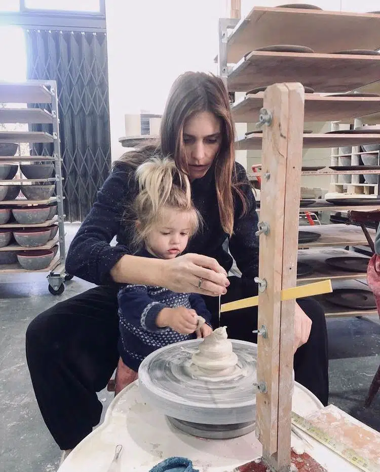 Fernanda Lima surge com sua bebê durante aula de artesanato