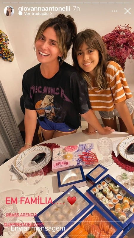 A atriz Giovanna Antonelli com a filha em uma bela refeição em casa