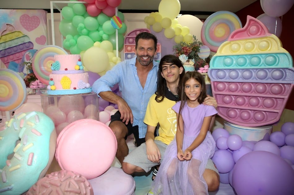Henri Castelli com os filhos Lucas e Duda, no aniversário da menina 