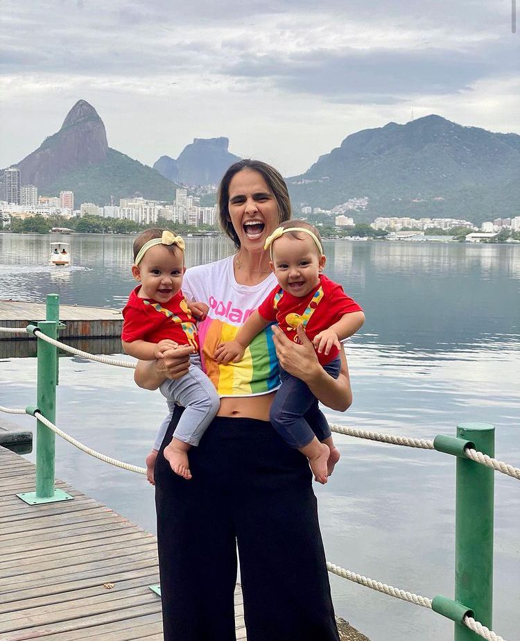 Esposa de Joaquim Lopes mostra gêmeas em passeio