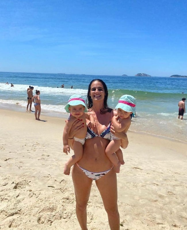 As pequenas Sofia e Pietra, filhas de Joaquim Lopes e Marcella Fogaça, na praia com a mamãe